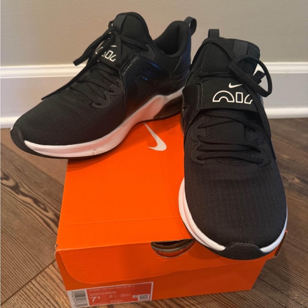 WORN ONCE - Women’s Nike Size 7.5